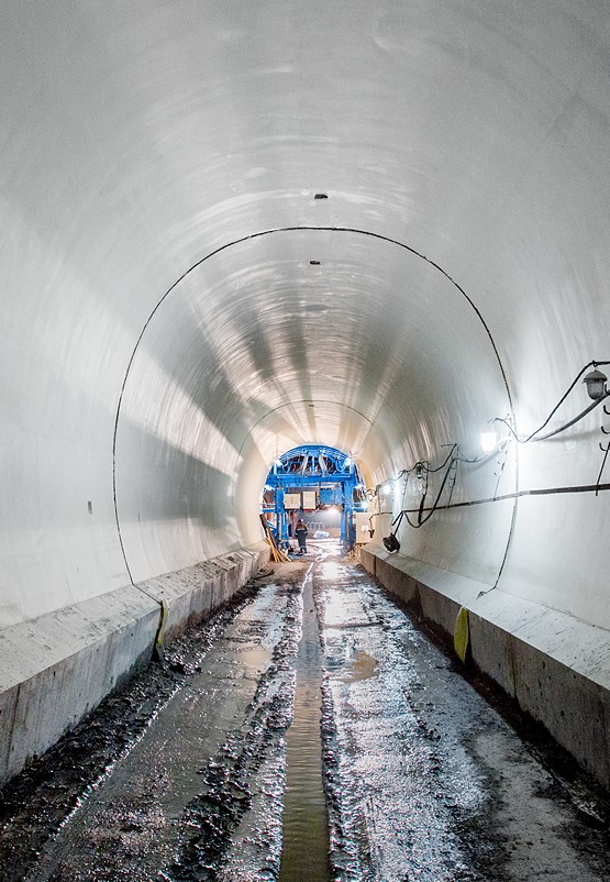 бетонирование сервисной штольни Рокского тоннеля на полный профиль